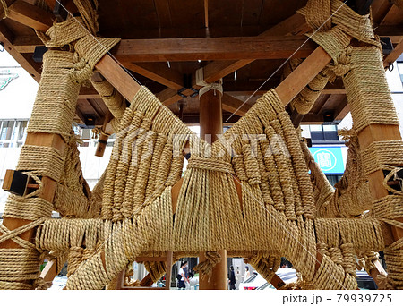 祇園祭　長刀鉾の鉾建て　縄がらみ 79939725