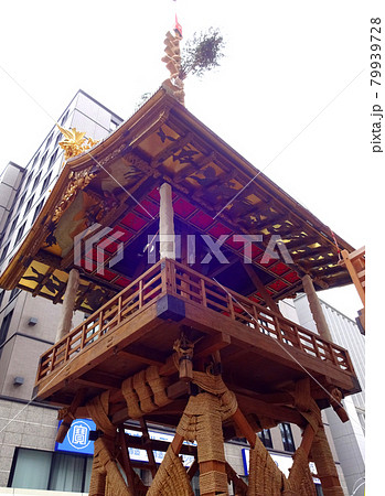 祇園祭　長刀鉾の鉾建て 79939728