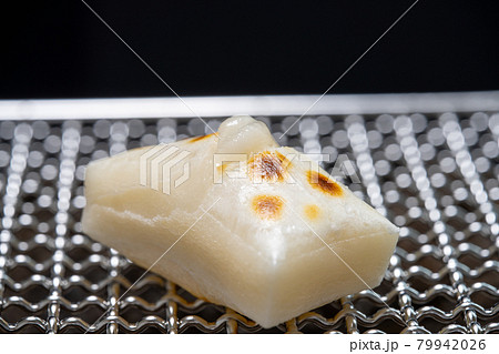 七輪と備長炭で焼くお餅の写真素材