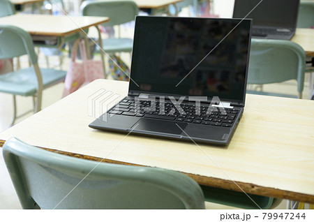 GIGAスクール構想で導入された1人1台端末 79947244