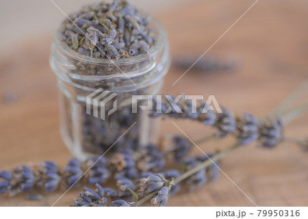 収穫したばかりのラベンダーポプリ、瓶に入れたドライラベンダー、ポプリ、 79950316