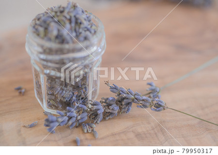 収穫したばかりのラベンダーポプリ、瓶に入れたドライラベンダー、ポプリ、 79950317