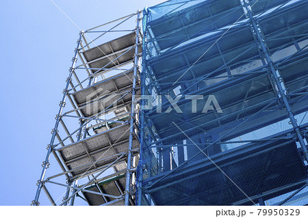 足場が組まれた建設途中の建物 79950329