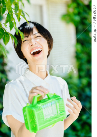 虫かごを持ってはしゃぐ女性 虫かごを持ってはしゃぐ女性 79953657