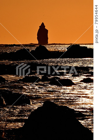 積丹カムイ岩の夕景 79954644