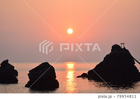 夫婦岩と日の出 79954811