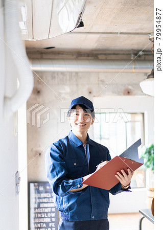 エアコンの点検をする若い作業員 79954877