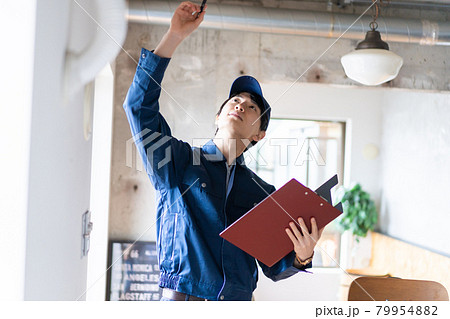 エアコンの点検をする若い作業員 エアコンの点検をする若い作業員 79954882