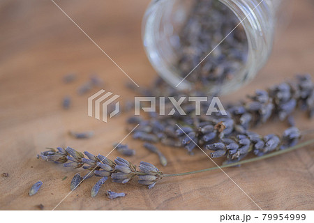 収穫したばかりのラベンダーポプリ、瓶に入れたドライラベンダー、ポプリ、 79954999