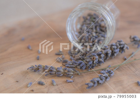 収穫したばかりのラベンダーポプリ、瓶に入れたドライラベンダー、ポプリ、 79955003
