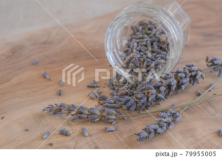 収穫したばかりのラベンダーポプリ、瓶に入れたドライラベンダー、ポプリ、 79955005