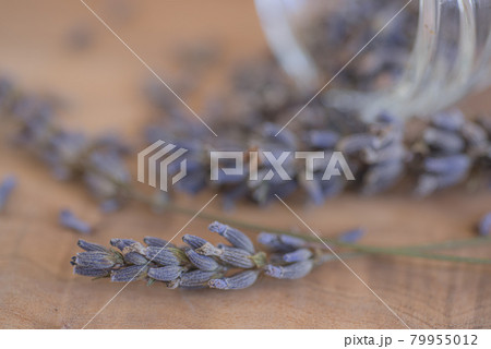 収穫したばかりのラベンダーポプリ、瓶に入れたドライラベンダー、ポプリ、 79955012