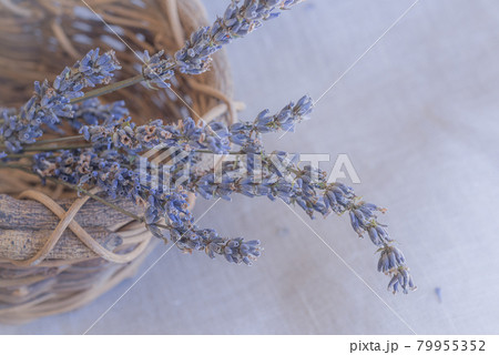 カゴに入れたラベンダーポプリ、カゴとドライラベンダー、ポプリ、 79955352