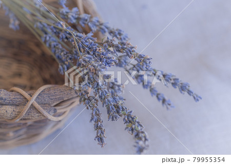 カゴに入れたラベンダーポプリ、カゴとドライラベンダー、ポプリ、 79955354