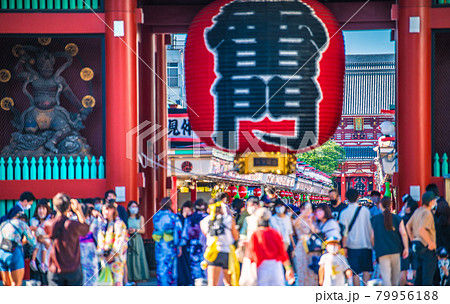 日本の東京都市景観 4度目宣言下。衝撃の1410人。五輪“狂行”、賑わう浅草寺もう平時…＝7月17日 79956188