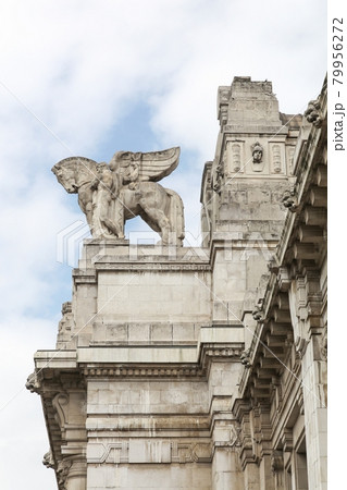 Facade and marble decorative statue at the central railway station in Milan, Italy 79956272