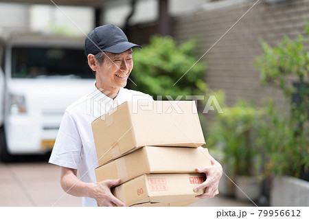 宅配　運送　流通　ミドル男性 79956612