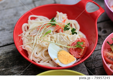 アウトドアで食べるサラダうどん アウトドアで食べるサラダうどん 79957245