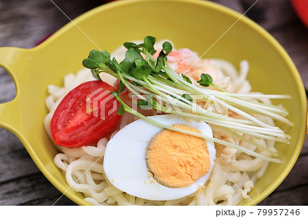 アウトドアで食べるサラダうどん アウトドアで食べるサラダうどん 79957246