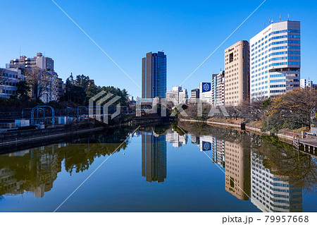 市ヶ谷駅前の市ヶ谷橋から外濠沿いのビル群 79957668