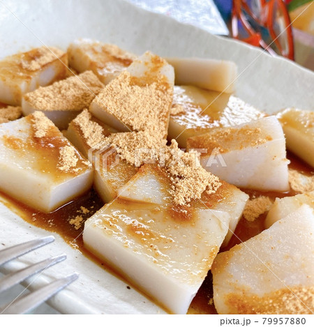 黒蜜ときな粉をかけたくずもち 79957880