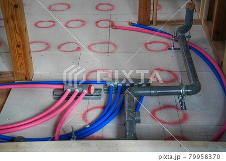 ワンルームマンションの新築工事現場 79958370