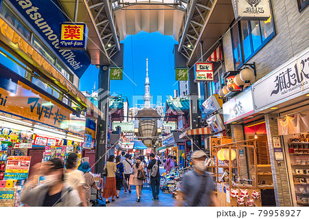 日本の東京都市景観 4度目宣言下。新仲見世から仲見世、東京スカイツリーなどを望む、もはや平時＝17日 79958927