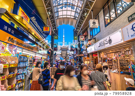 日本の東京都市景観 4度目宣言下。新仲見世から仲見世、東京スカイツリーなどを望む、もはや平時=17日 日本の東京都市景観 4度目宣言下。新仲見世から仲見世、東京スカイツリーなどを望む、もはや平時=17日 79958928