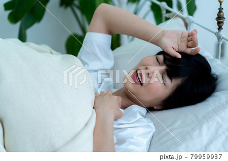 寝苦しい若い女性 79959937