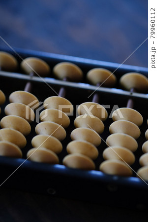 五つ玉の古いそろばん 五つ玉の古いそろばん 79960112