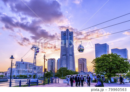 横浜の都市風景　夕日とロープウェイとランドマークタワーと汽車道 79960563
