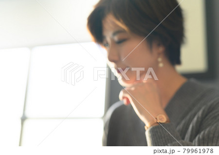 女性ポートレート 79961978