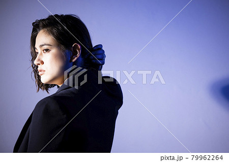 ジャケットを着た女性 ジャケットを着た女性 79962264
