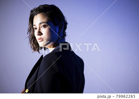 ジャケットを着た女性 ジャケットを着た女性 79962265