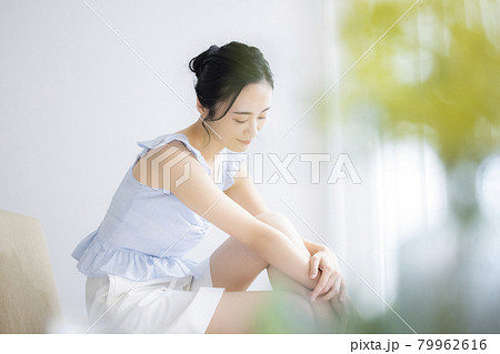女性　ビューティー　スキンケア 79962616
