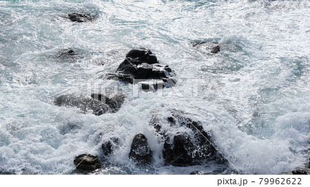 荒れた日本海の風景 荒れた日本海の風景 79962622