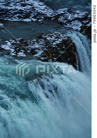グトルフォスの滝　アイスランド　冬の景色 79963042