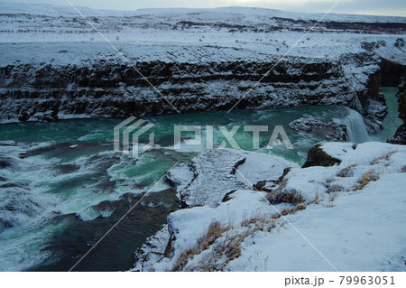 グトルフォスの滝　アイスランド　冬の景色 79963051