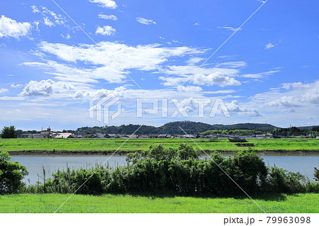 薩摩川内市 川内川の河川敷と青い空 薩摩川内市 川内川の河川敷と青い空 79963098