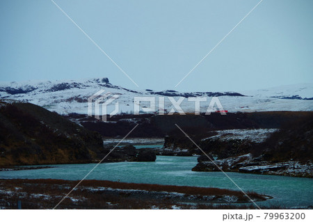 アイスランド　冬の景色　グトルフォスの滝下流域 79963200