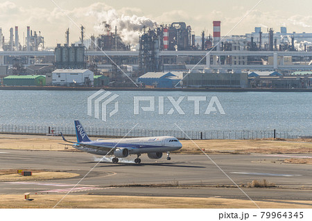 【羽田空港第一ターミナル　ANA機着陸時のタイヤスモーク】 79964345