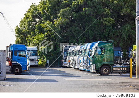 運送会社の駐車場に整然と止められたトラクター 79969103