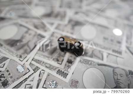 ひっくり返った車と一万円札 車離れ、事故のイメージ ひっくり返った車と一万円札 車離れ、事故のイメージ 79970260