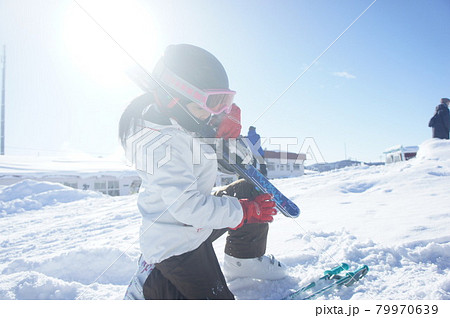 スキーをする女の子 79970639
