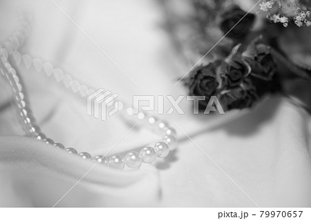 ドライフラワーとパールネックレス　 白黒画像 79970657