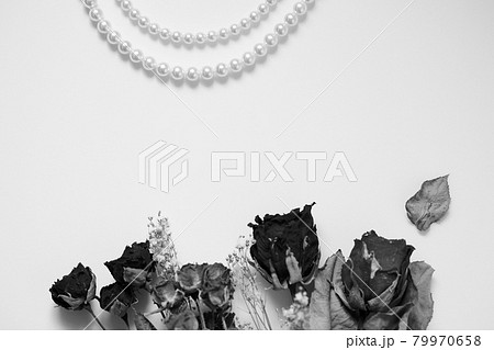 ドライフラワーとパールネックレス 白黒画像 ドライフラワーとパールネックレス 白黒画像 79970658
