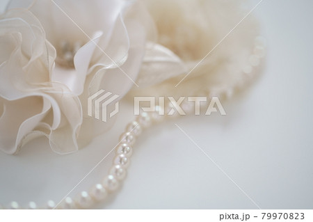 パールネックレスと白いコサージュ 79970823