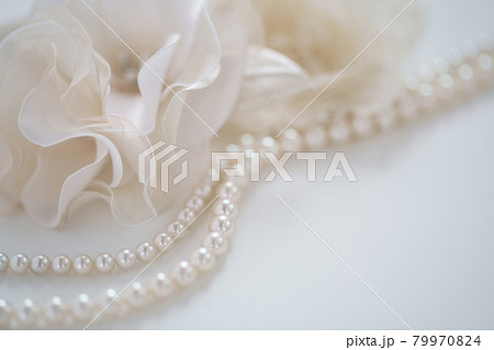 パールネックレスと白いコサージュ 79970824