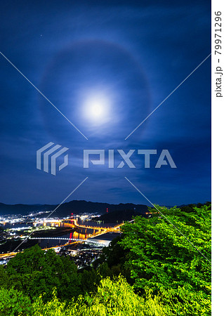 満月の夜、広島市黄金山から仁保ジャンクション方面の夜景 満月の夜、広島市黄金山から仁保ジャンクション方面の夜景 79971296