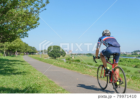 サイクリングのイメージ 新緑の多摩川堤防を駆けるライダー サイクリングのイメージ 新緑の多摩川堤防を駆けるライダー 79971410